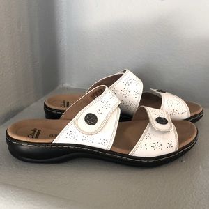 New without box size 9 1/2 Clark’s collection soft cushion sandals